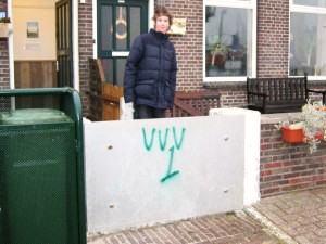 De buitendijkse huizen zijn gebarricadeerd